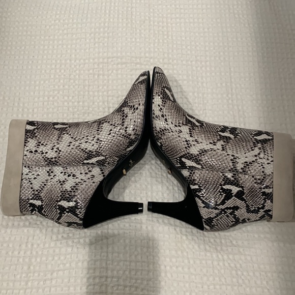 NWOT 24 Gold booties - Picture 4 of 6